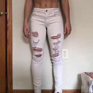 American Eagle distressed white jeans!!